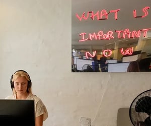 Klientų aptarnavimo specialistė darbe